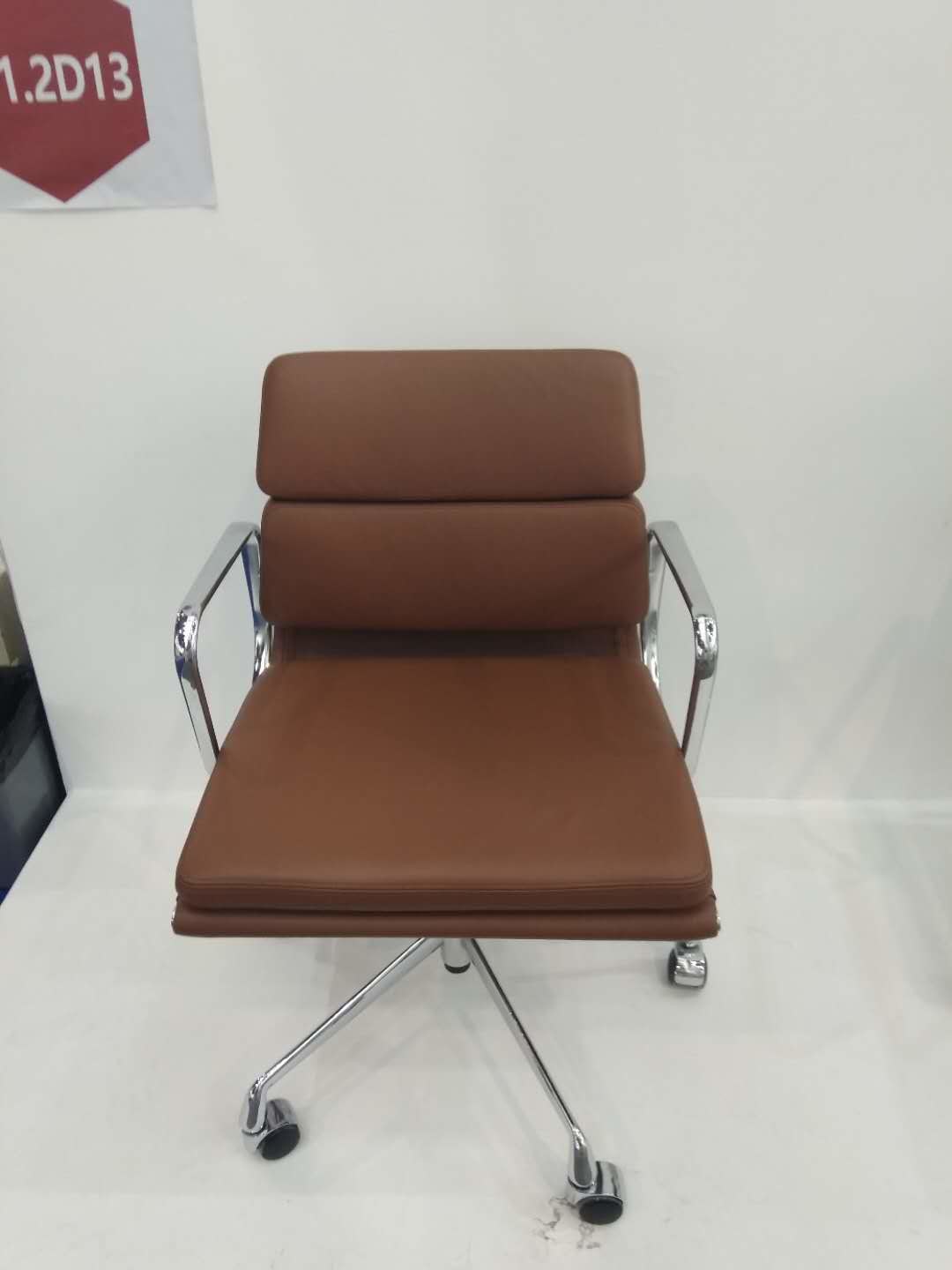 Quality Luxury Medium Back Soft Pad Genuine Leather Swivel Chair / Leather Office Chair wholesale