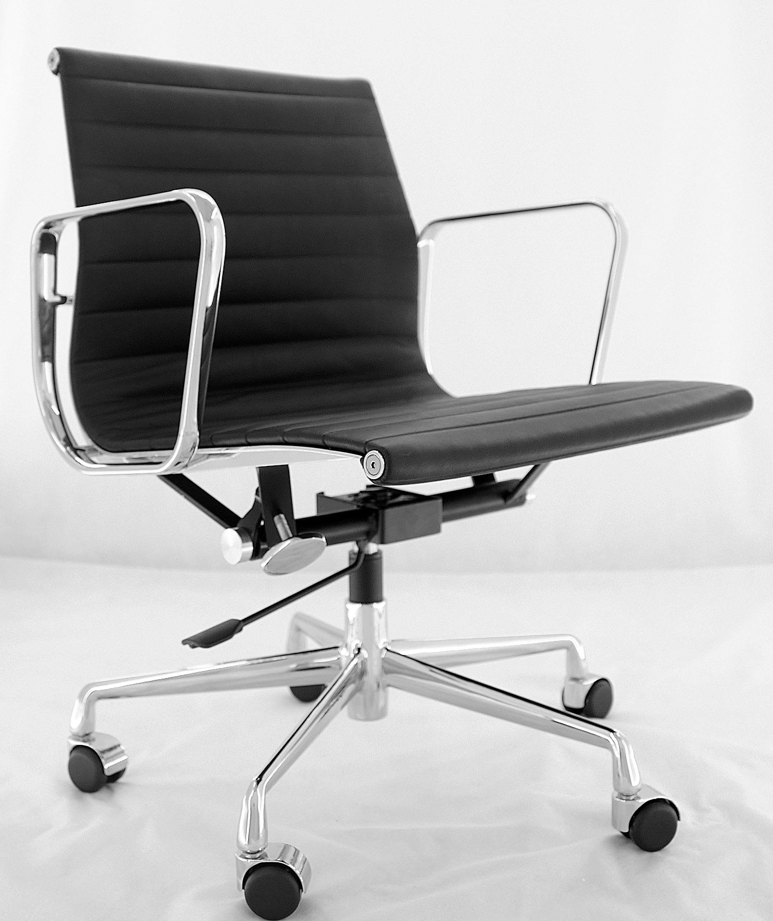 Quality Ribbed PU Leather Modern Classic Office Chair Low Back Net Weight 15.9 Kg wholesale