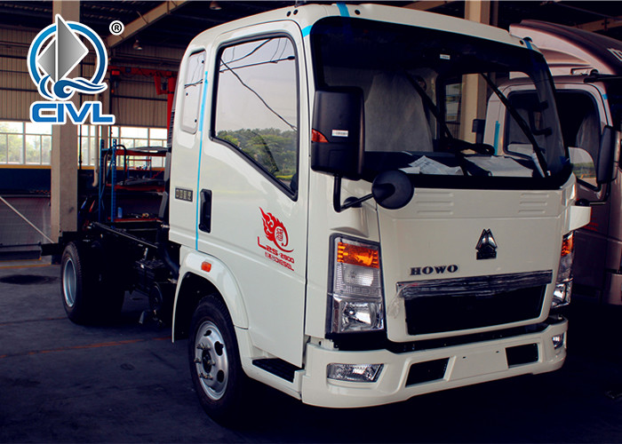 Sinotruk Howo 4X2 One Sleeper Light Duty Commercial Trucks / Mini Box Van Cargo Truck