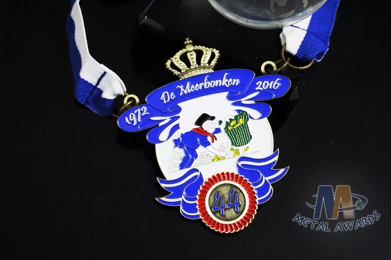 Durable Custom Insert Medals , Crown Awards Medals Antique Silver Plating
