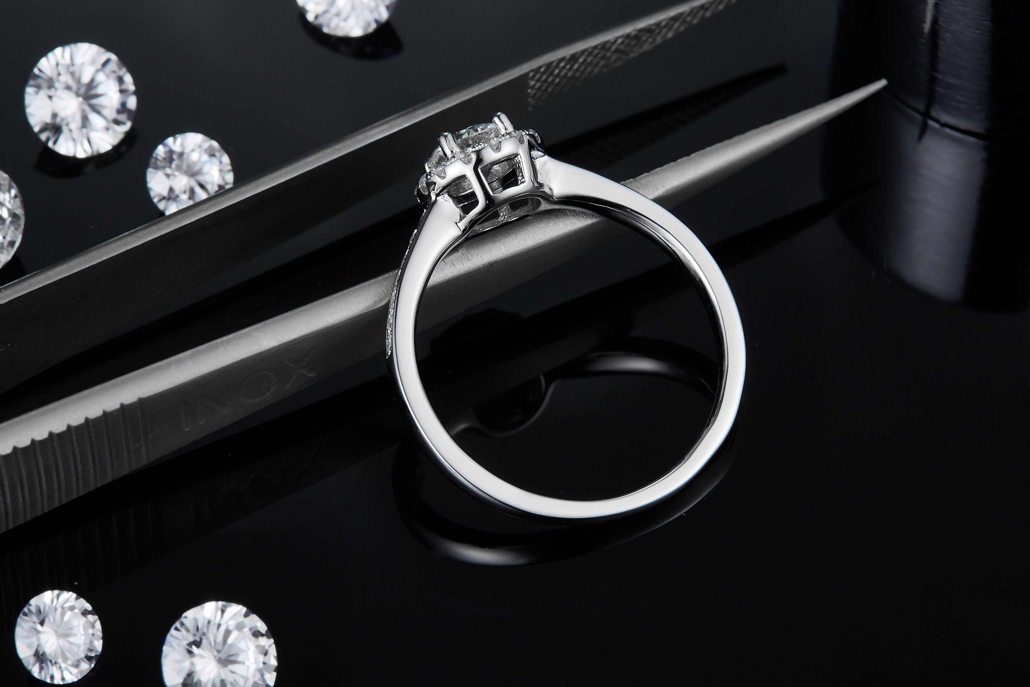 Main Stone Round Pattern Cut 9k Moissanite 925 Silver Women Ring