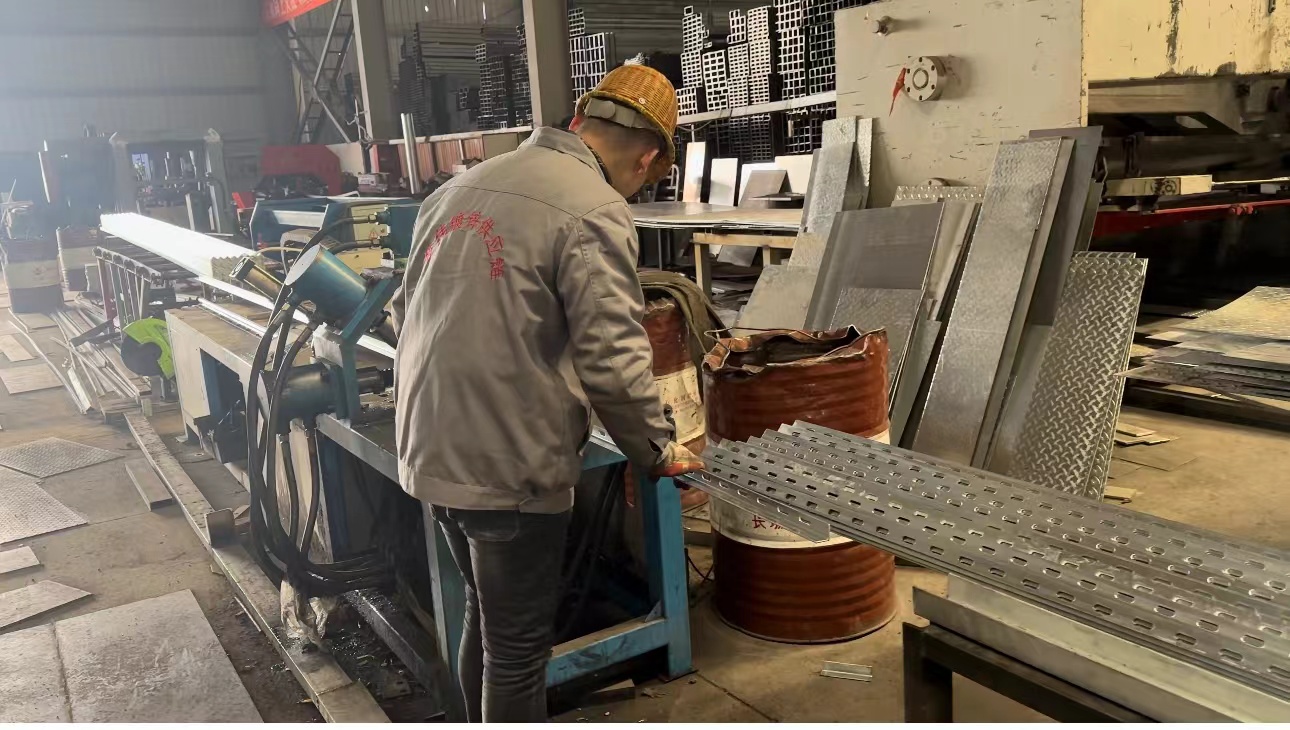 Galvanized Hot Rolled Punching Angle Steel for Q195-Q420 Series from Manufacturers