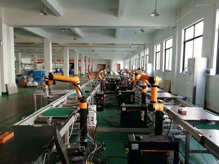 6 axis collaborative robotic arm China famous brand AUBO i5 applying as industrial welding robot