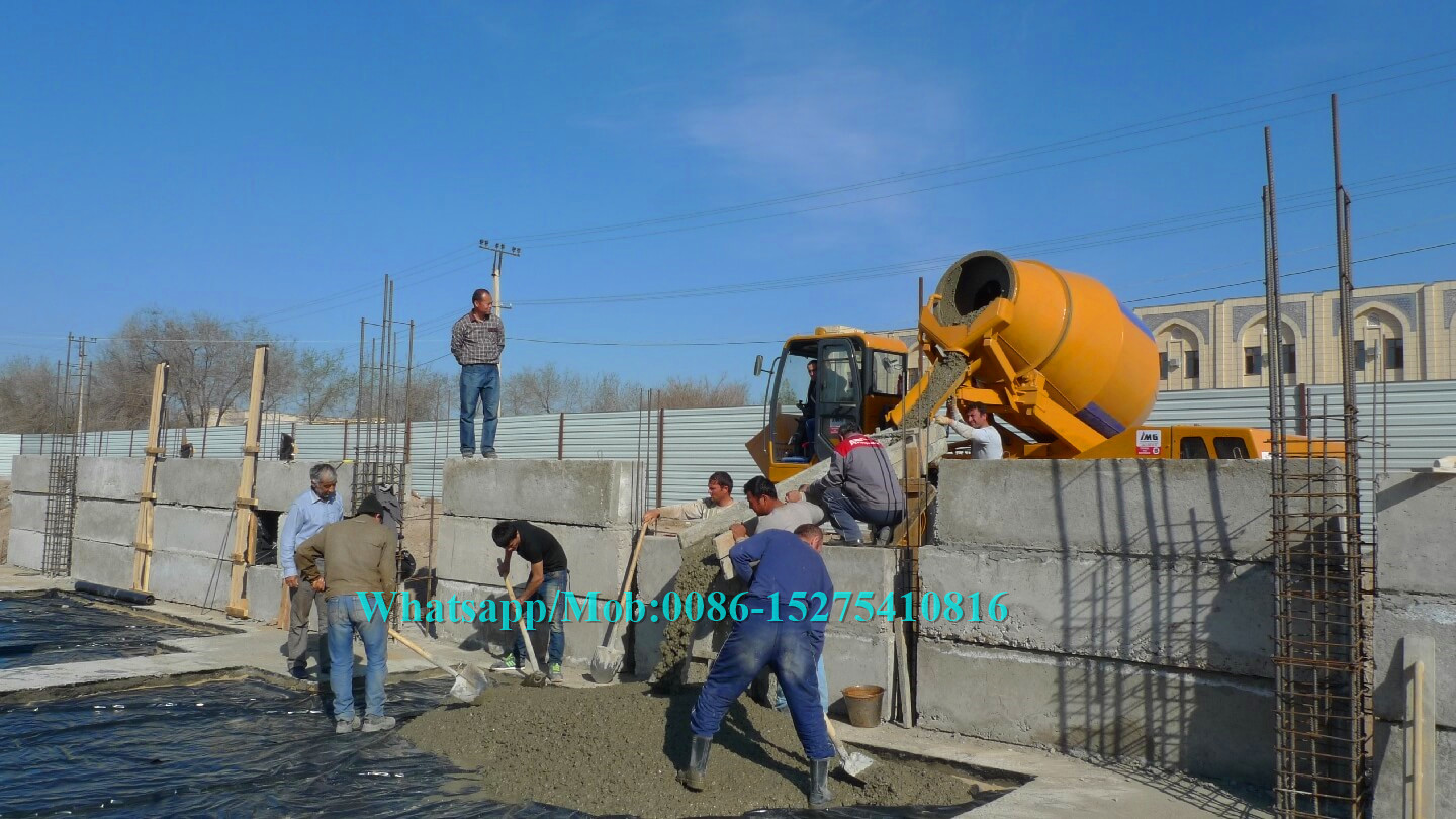 Mobile Hydraulic Concrete Mixer Machine , Cement Mixer Vehicle 20 Circles Per Min