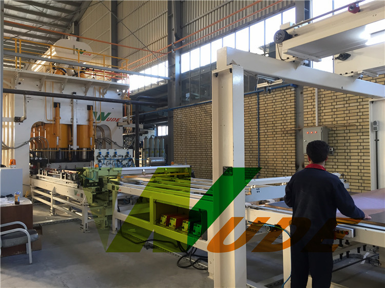 Automatic Short Cycle Lamination Press For MDF / HDF / PB Board Laminating