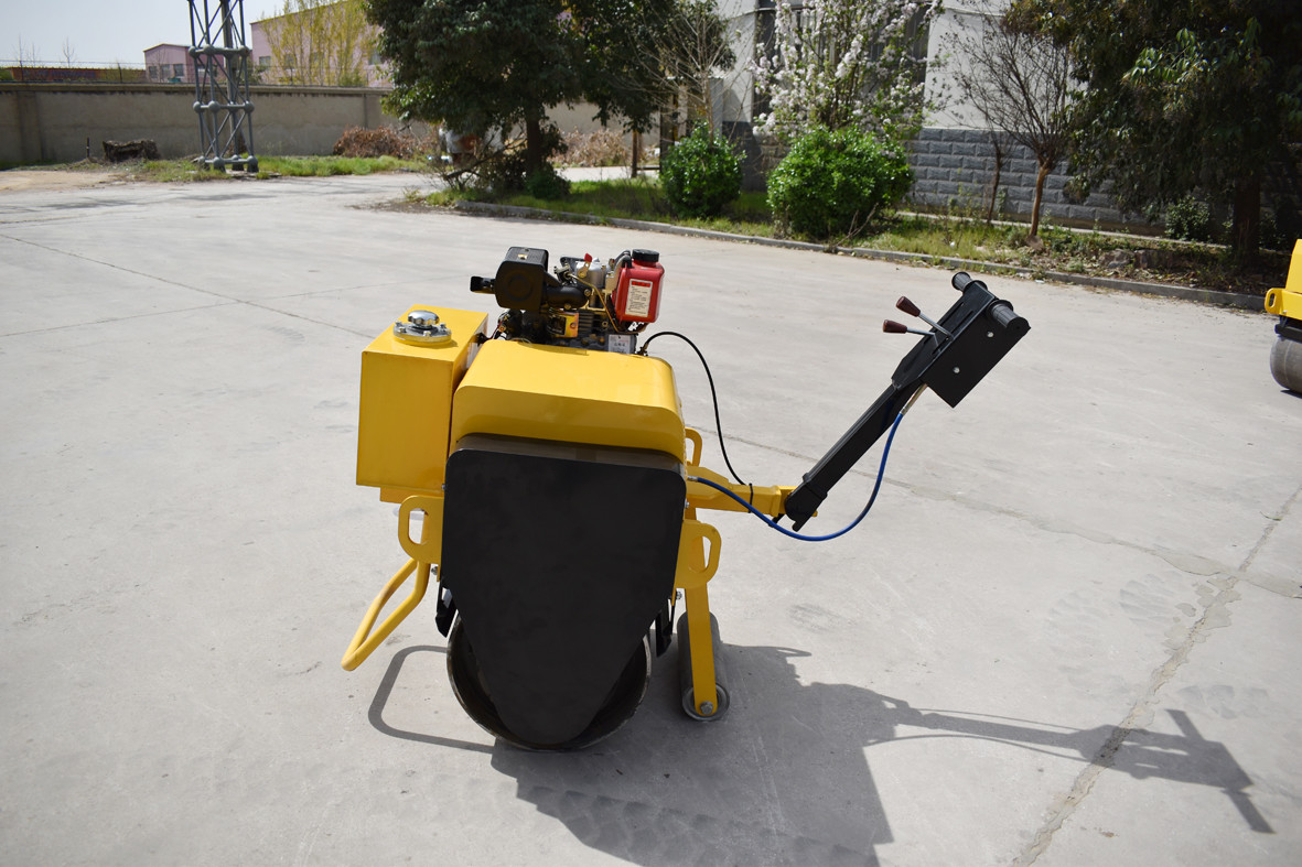 Dynamic Small Vibrating 5.9L Manual Road Roller Machine