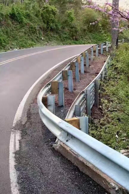 Outdoor Security Corrugated Curved Panel Guardrail with Galvanized Powder Coated Finish
