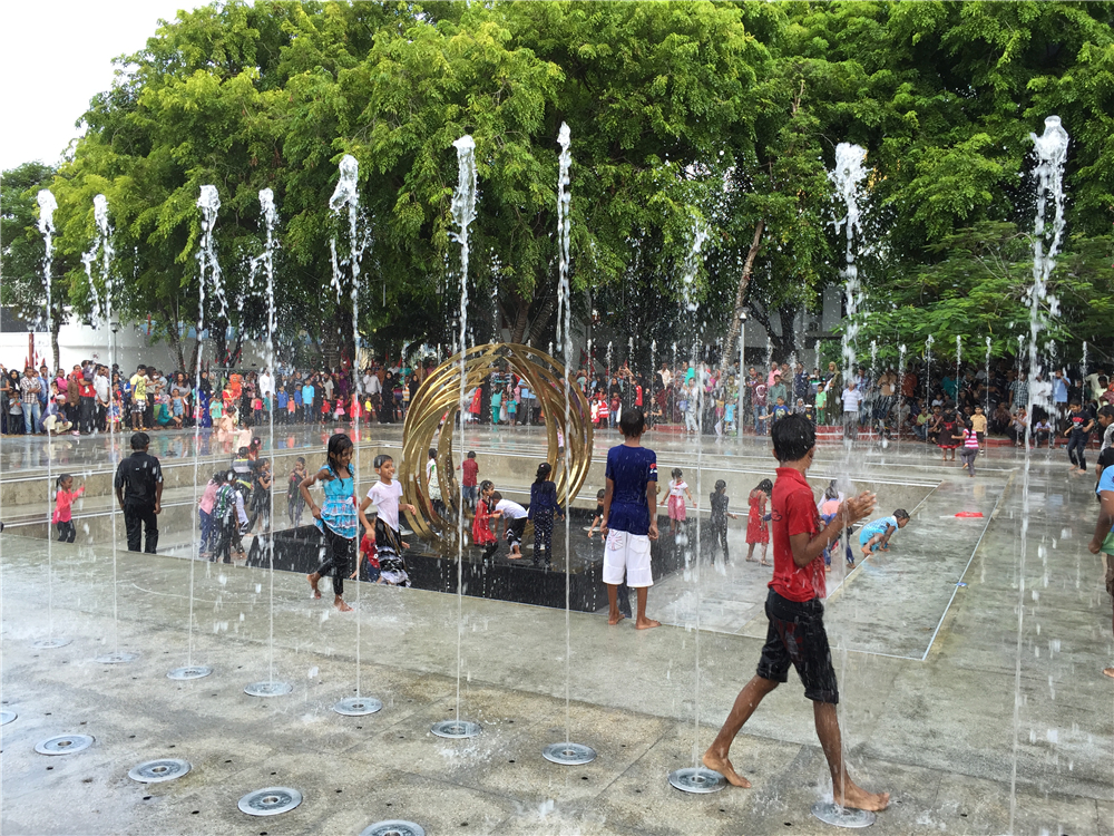 Children Playing Dry Floor Dancing Musical Water Fountain