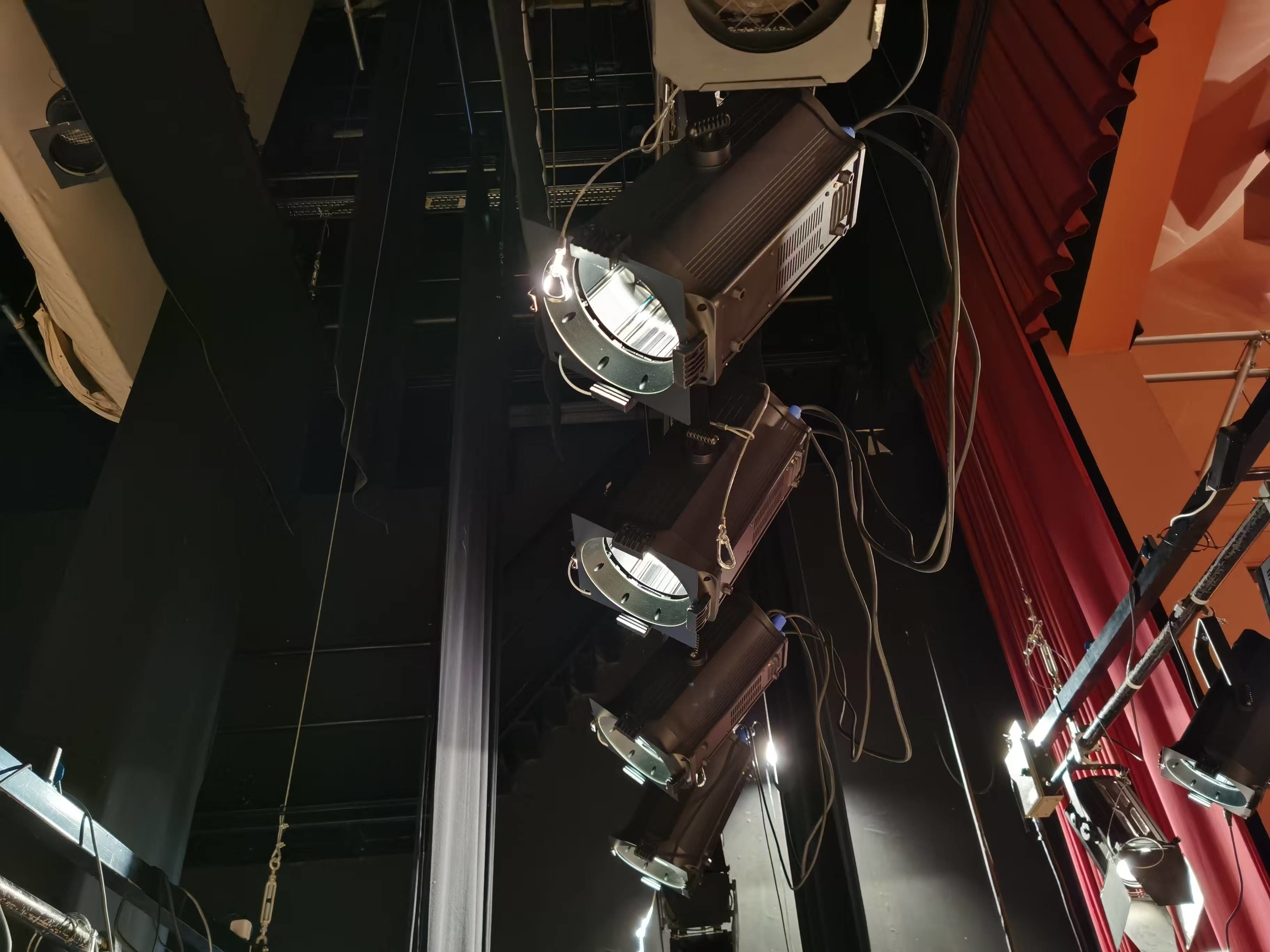 200W COB LED Fresnel Spotlight RGBALC Auto Zoom for Professional Studio Theater TV station