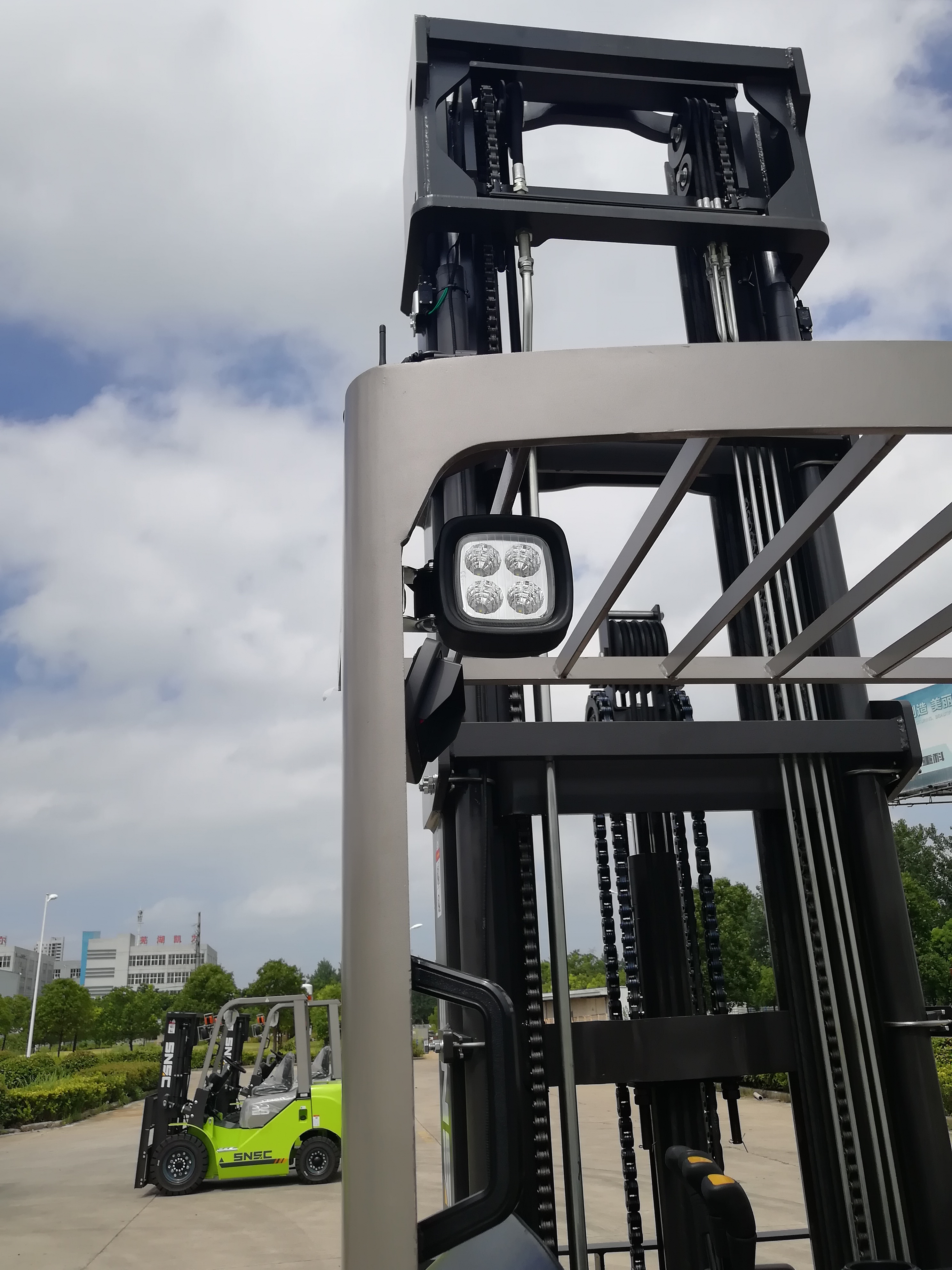 Convenient Monta Cargas Li-ion Battery Electric Reach Truck with Battery Charger