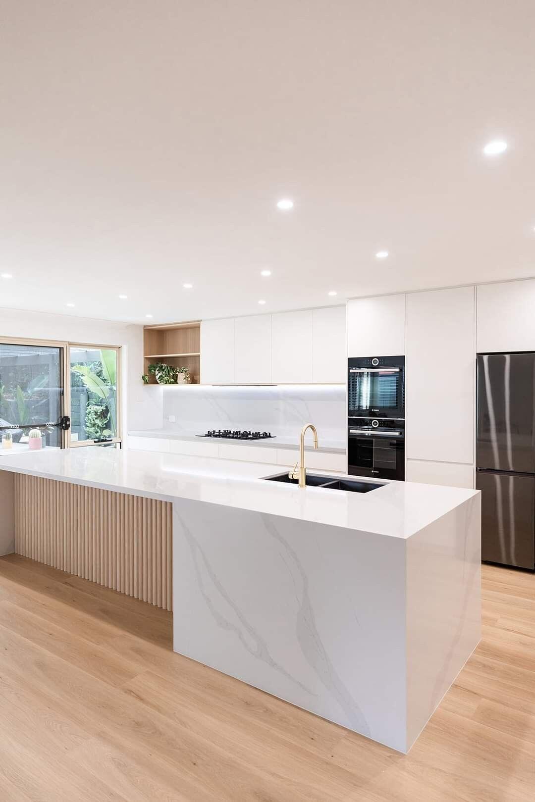 Modern White Lacquer Kitchen Cabinet with Acrylic Door Panel and Quartz Stone Countertop