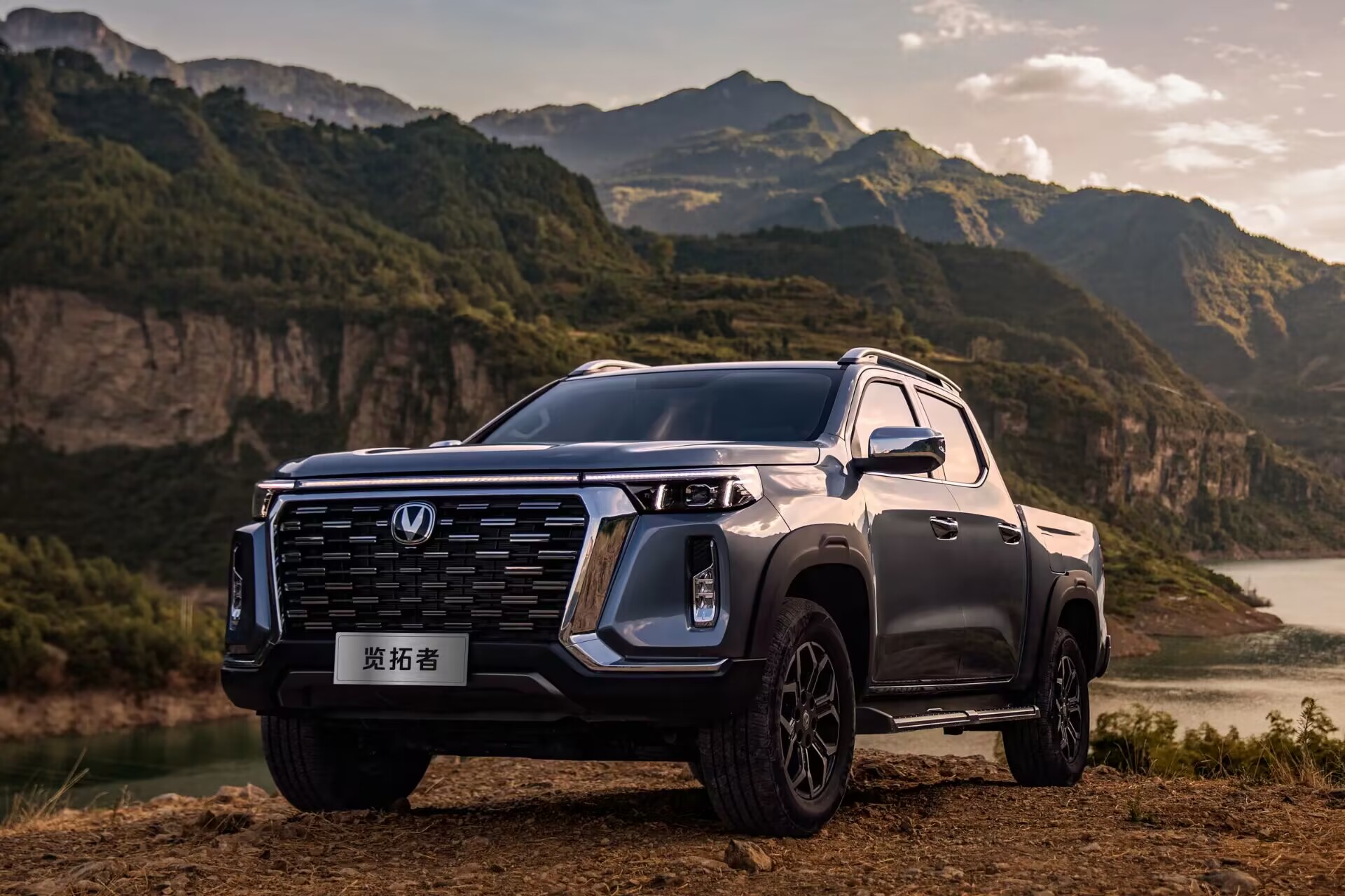 2023 Changan Lantuozhe 2.0T Diesel Car Pickup with LED Headlight and Left Steering Stand Out from the Crowd
