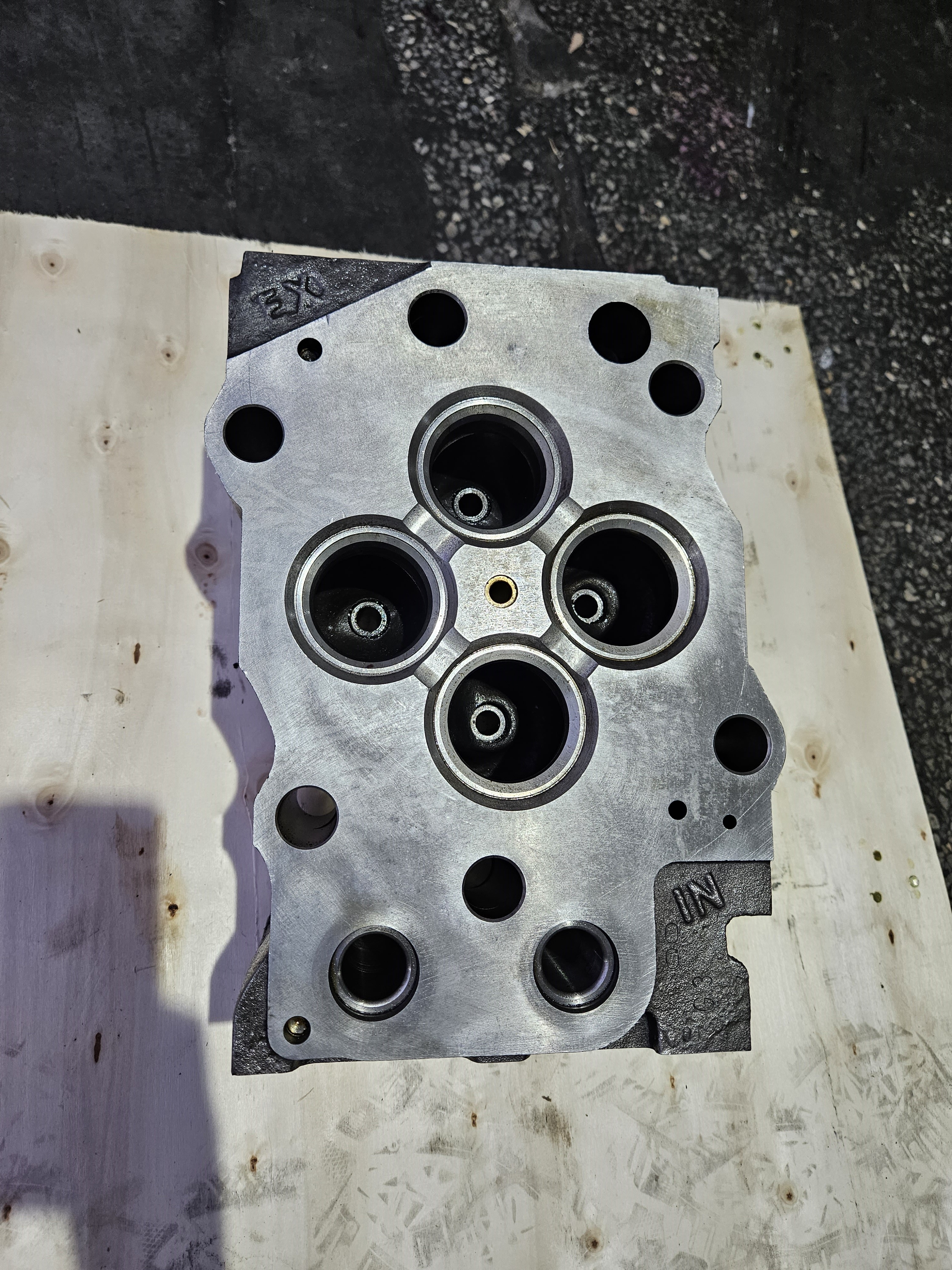 6162-13-1103 Construction Machinery Komatsu Engine Cylinder Head 6d170 Material Casting