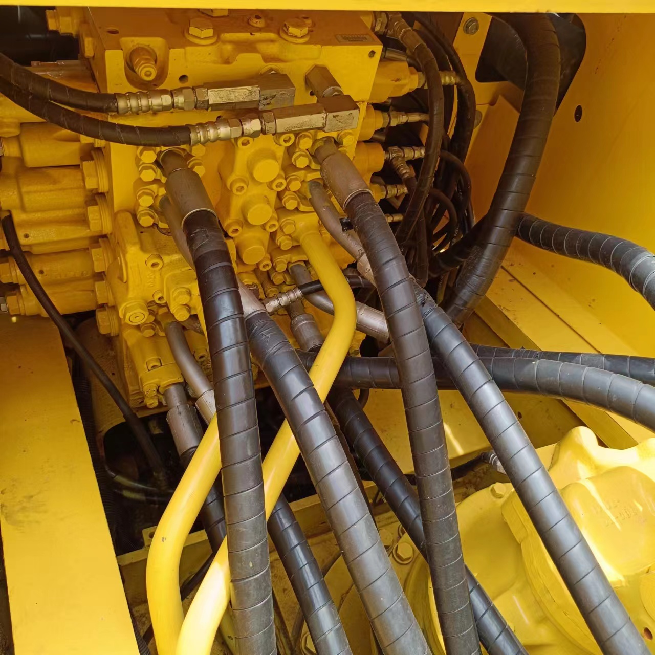 Japan Used Komatsu PC220 Excavator with Original Hydraulic Pump and 22 Ton Capacity