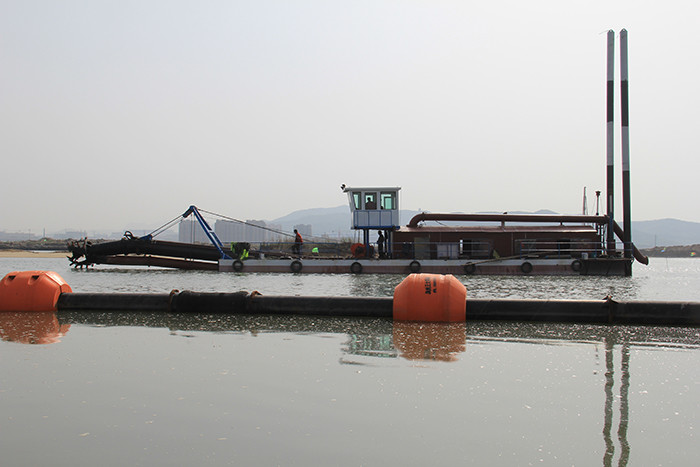 Long Distance Discharge Sand Dredging Equipment With Diesel Oil Power Type And 20m Spud Length