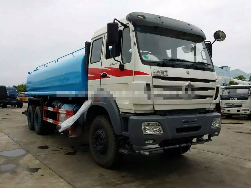 Sinotruk 16m3 Capacity Radial Tyre Fuel Oil Transportation Trucks 6X4 LHD Euro 2 336HP Lengthened Cab
