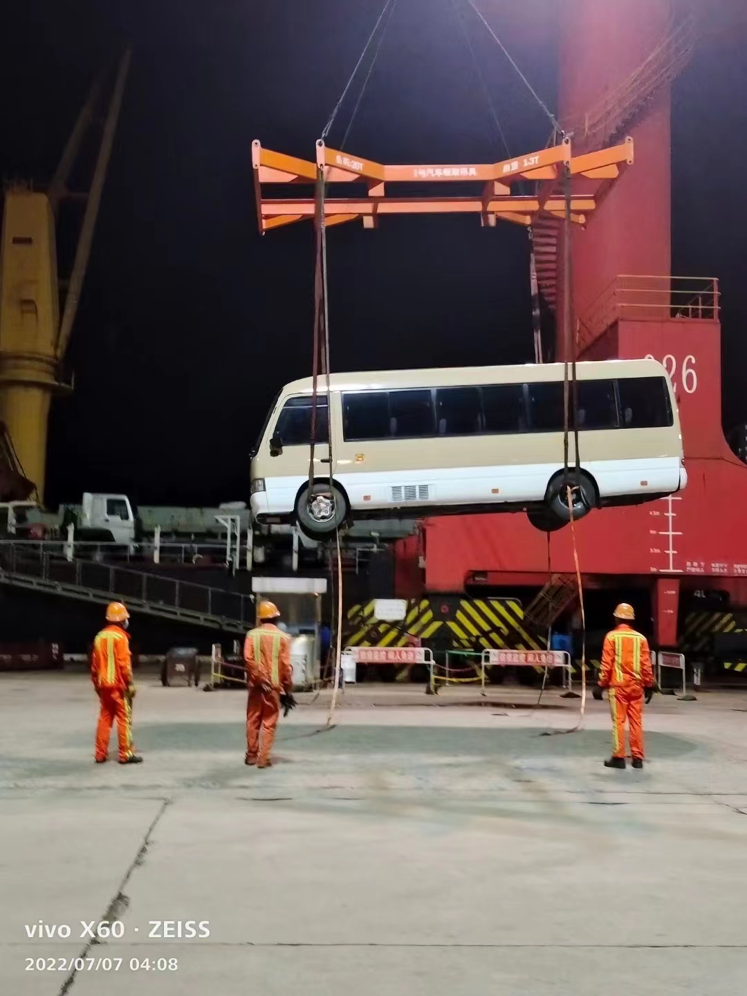 Yuchai Engine Used Toyota Coaster Mini Bus with 30 Seats and Euro 2 Emission Standard