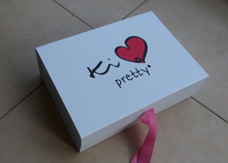Wholesale customized cardboard magnet gift packing flat folding box with silk ribbon