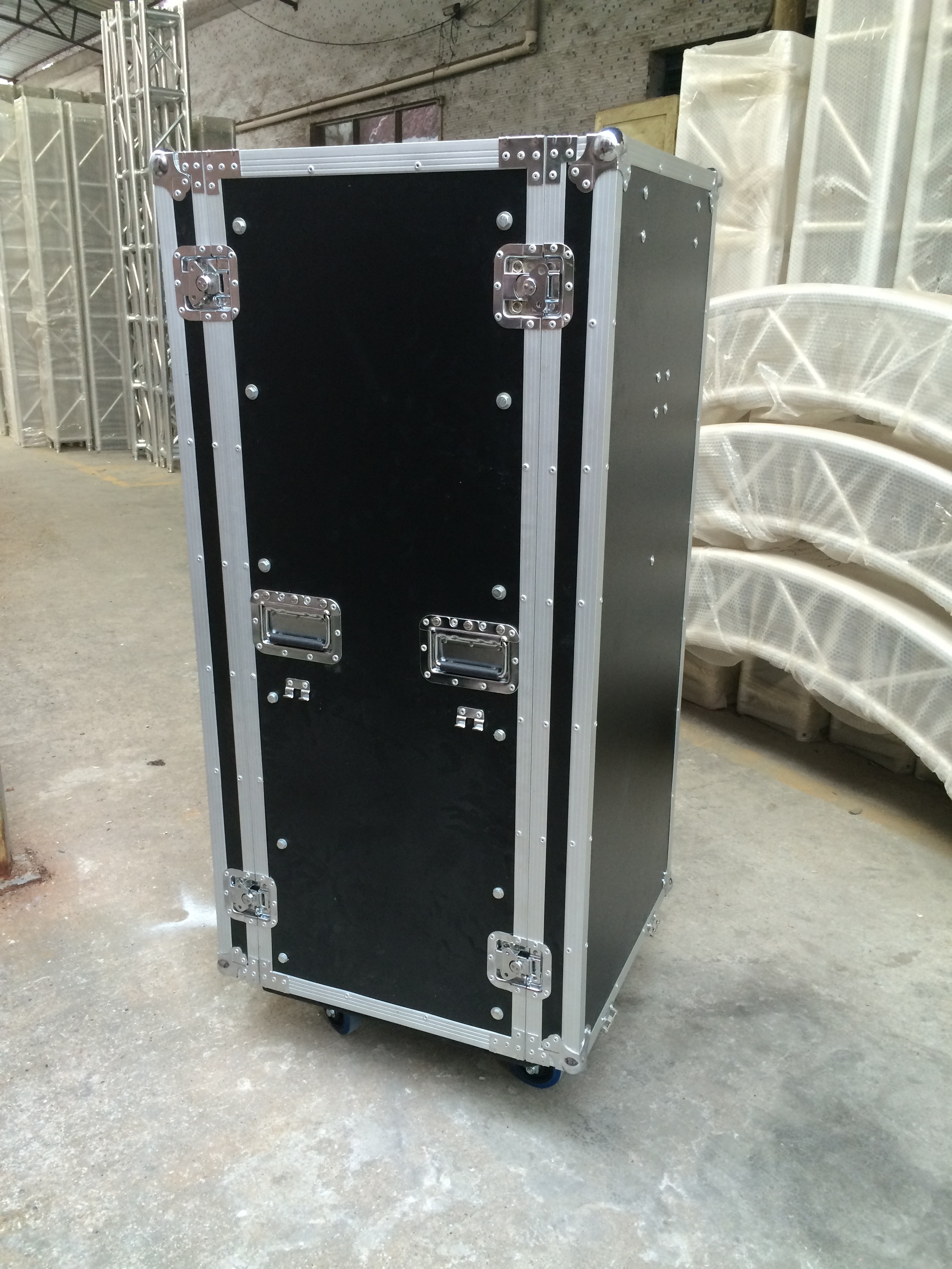 High Quality Red Aluminum Bar 12U Standard Road Rack Flight Case 35 * 35MM With 2 Stand And Mixter