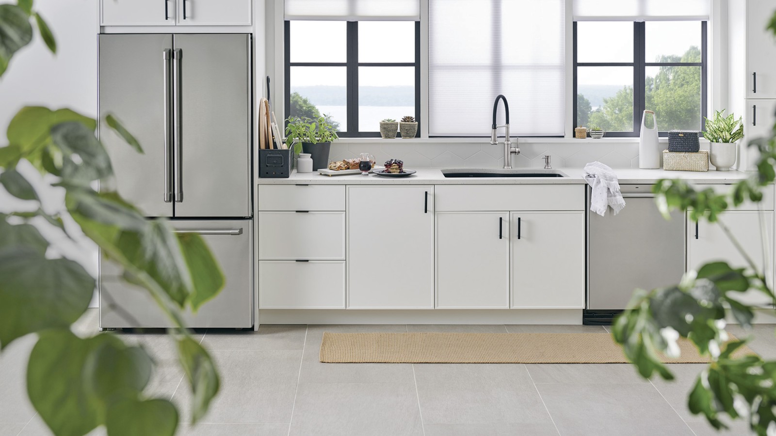 Customized White Matte Kitchen Cabinets with Spice Basket and Quartz Stone Countertop