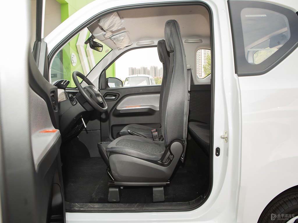 Small mini electric vehicle made in China spot sale by SAIC Wuling