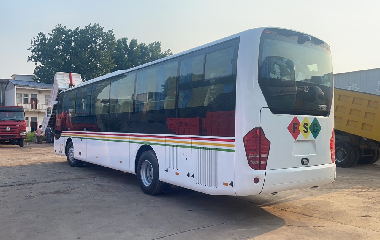 Youtong Used Bus 60 Seats Coach Bus with Diesel Engine and 11R22.5 Tires in Good Condition