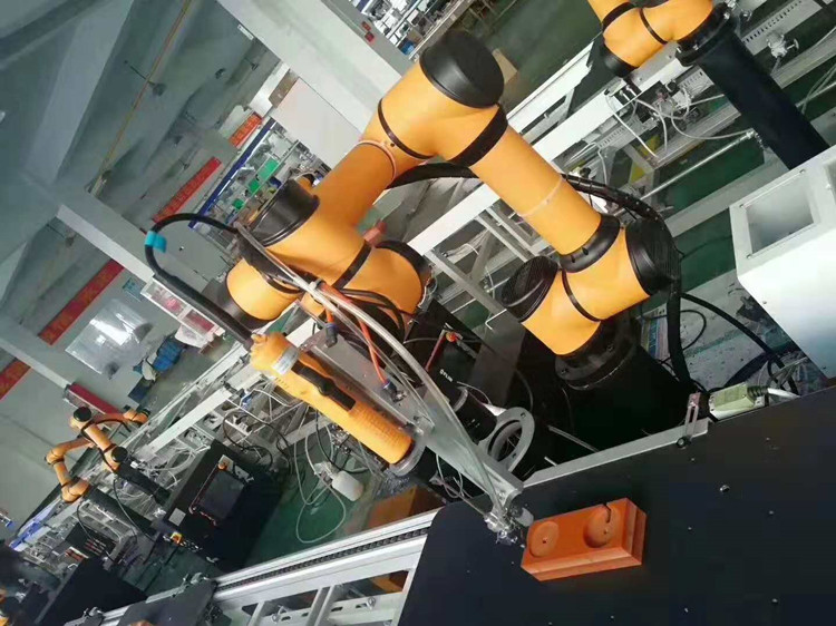 6 axis collaborative robotic arm China famous brand AUBO i5 applying as industrial welding robot