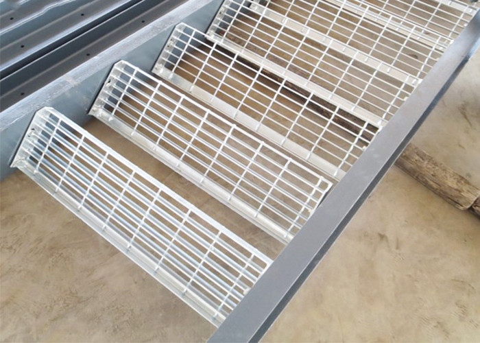 ISO9001 Rust Proof Catwalk Steel Grating 8*8mm Metal Grate For Driveway