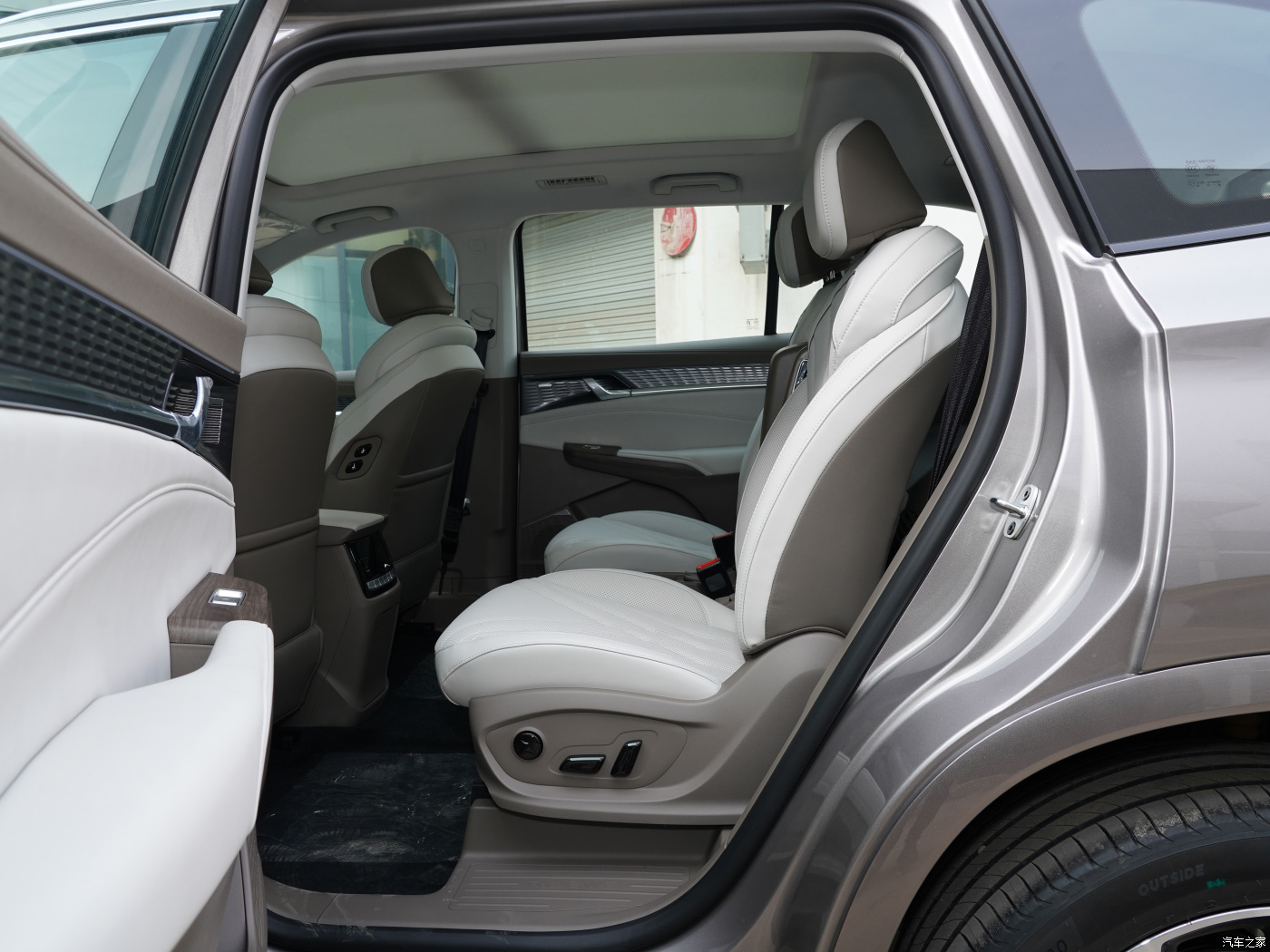 Tire Size R18 2024 Saic Roewe RX9 2.0T 242HP L4 Gasoline Cars 6 Seats Cars With Electric Driver's Seat Adjustment