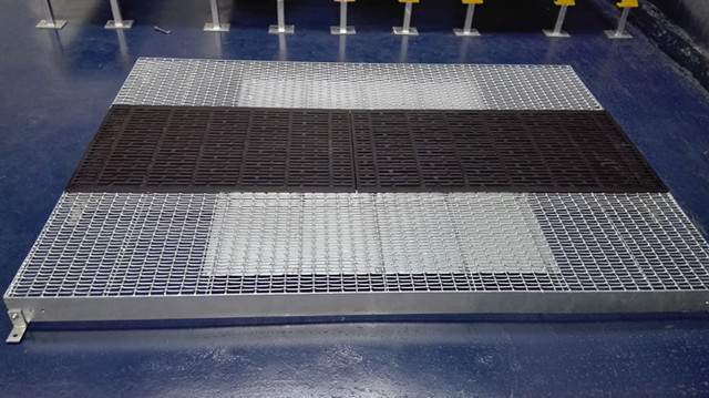 Hot Dip Galvanized Hog Flooring Wire Mesh , Pig Breeding Equipment Sliver Color