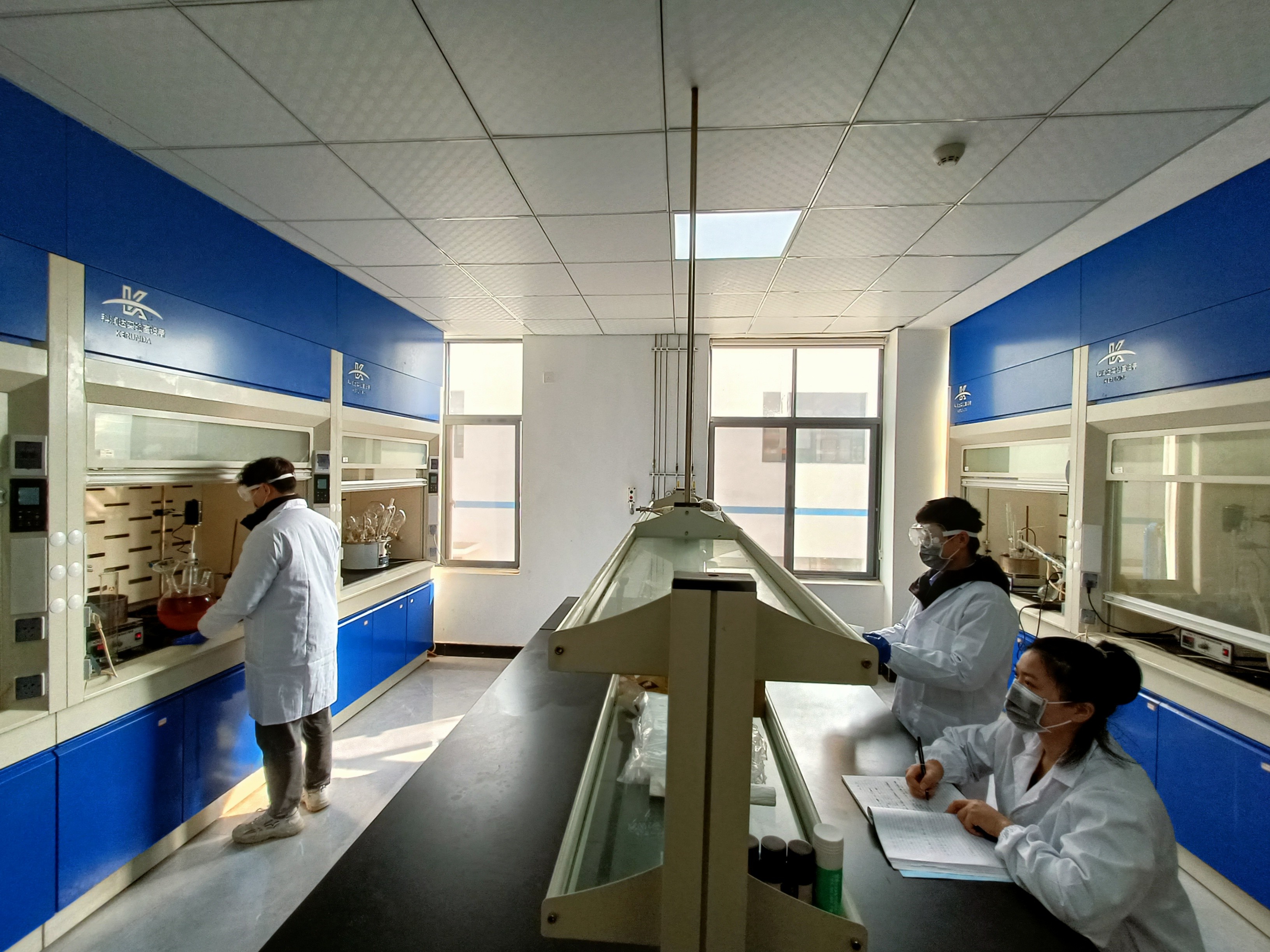 Water and Polar Solvent Soluble Fine Chemical Ammonium Salt Varying Melting Points NH4CO3 Formula