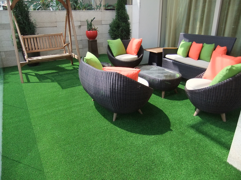Protective Indoor Grass Mating Flooring With Sunshine Raining Resistance