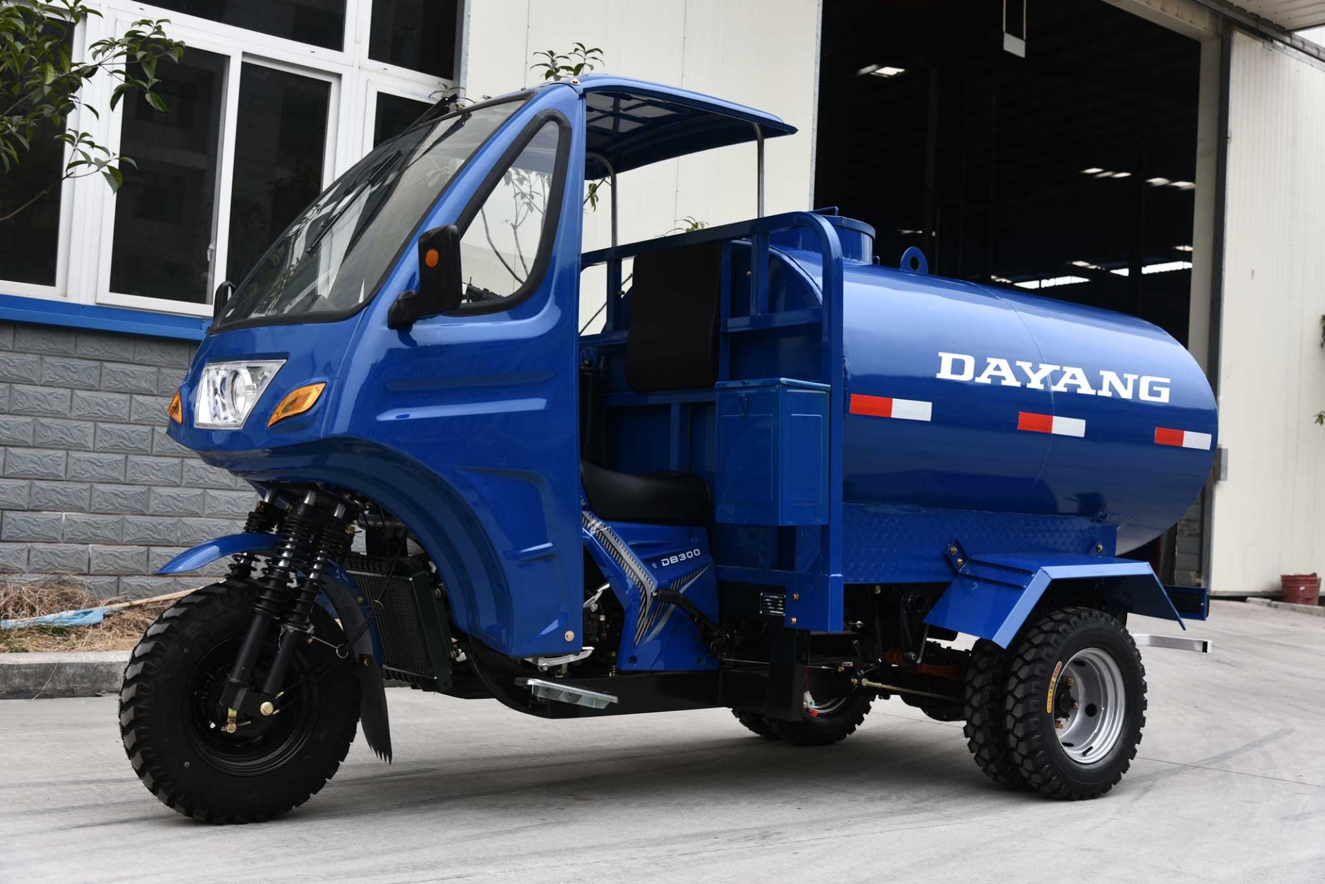250cc Motorized Special Cabin Roof Delivery Water Tank 1000L Tricycles with Engine