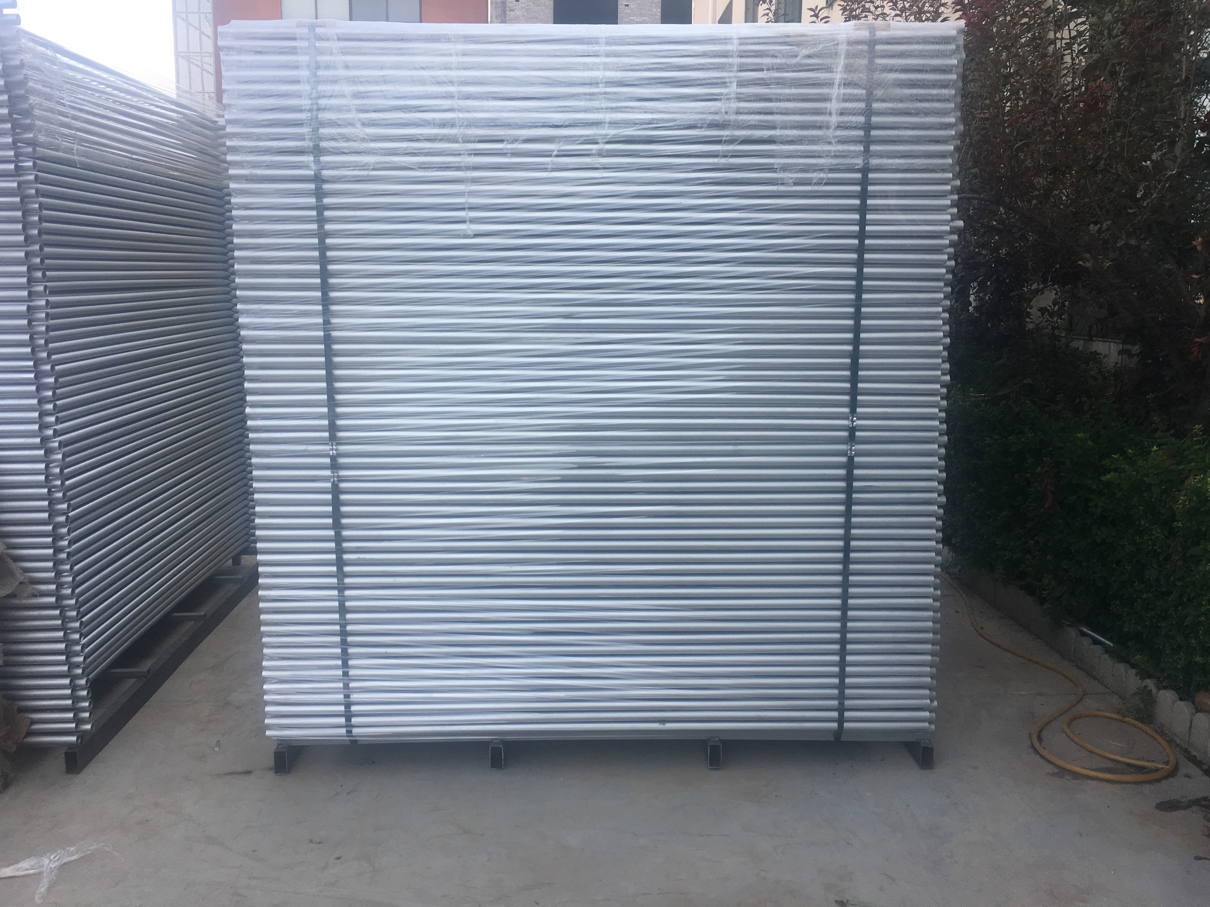 temporary construction fence panels 2100mm x 2400mm Meet AUS and NZS 4687-2007 HDG to be 42 microns zinc