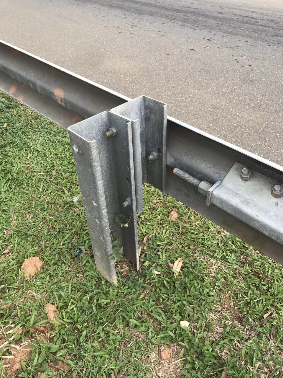 Customized Hot Dip Galvanized Highway Guardrail 345 Material