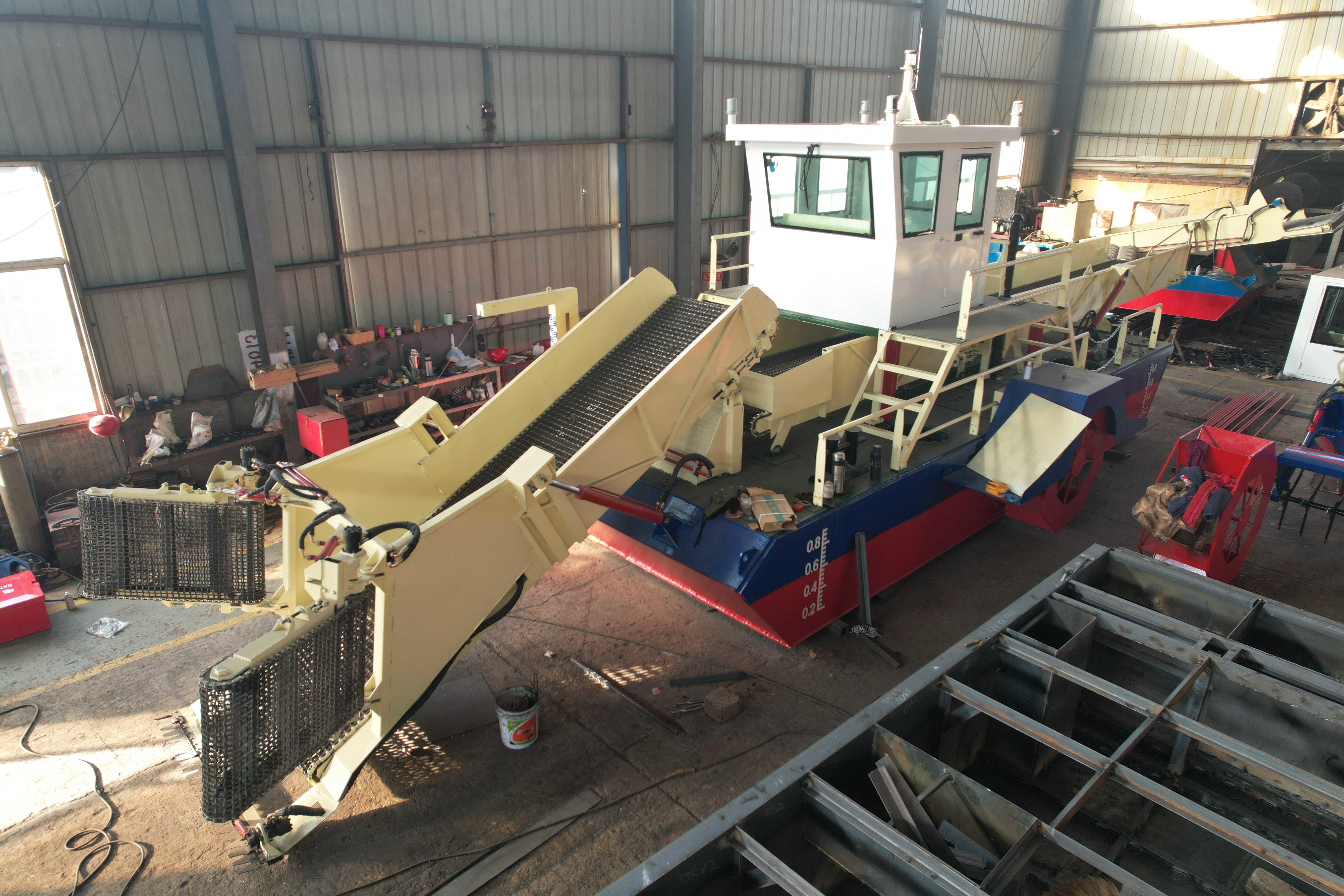 600mm Hydraulic Aquatic Weed Harvesting Machine Powered By Diesel Engine For Shallow Waters
