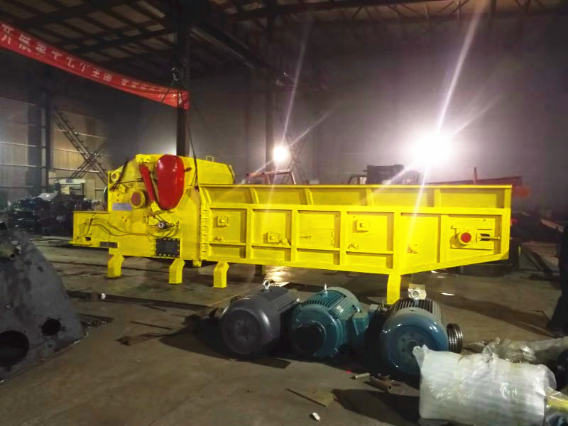 Wood combination crusher/chipper machine, Diesel chipper machine with capacity 20tons