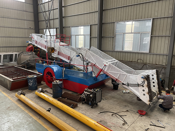 115kw Power Water Hyacinth Harvester Collect Water Plants On Water