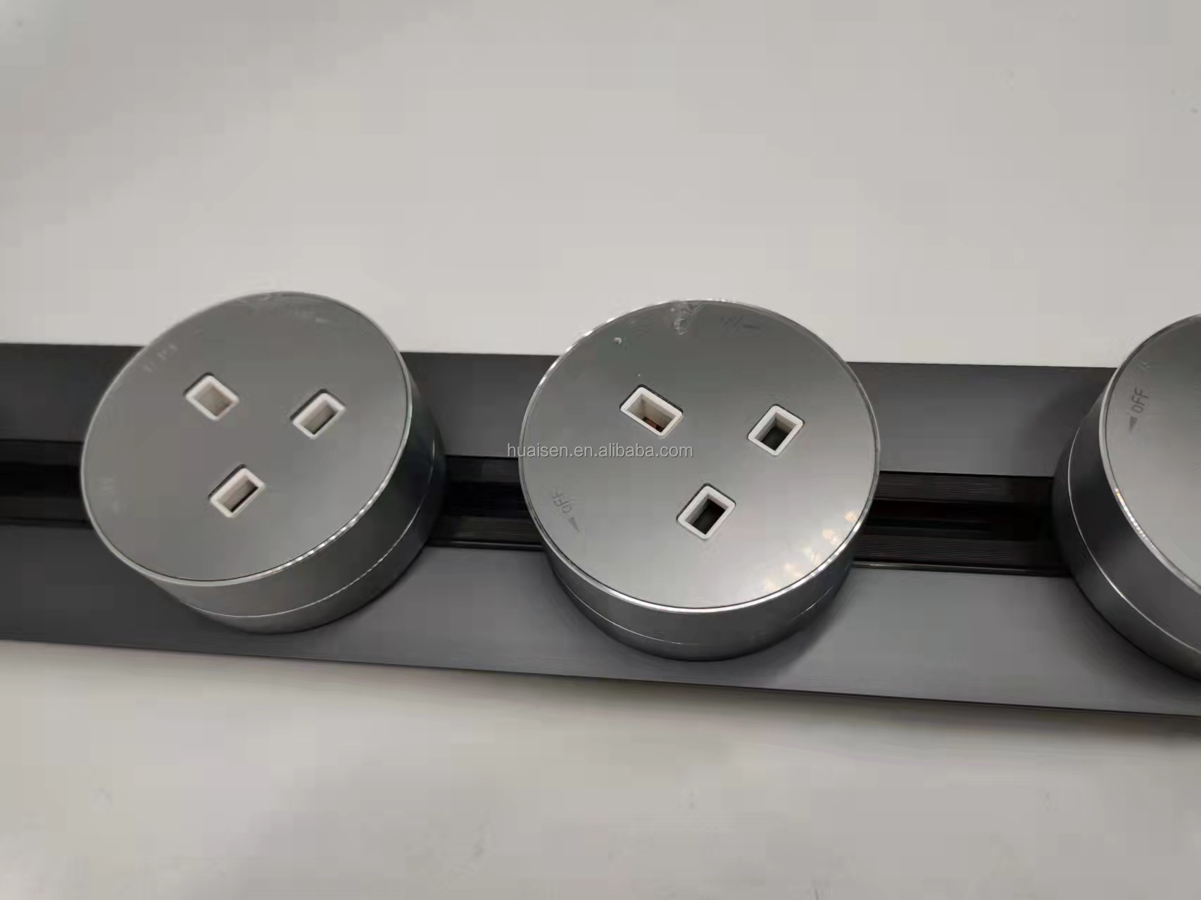 32A Rated Current Movable Power Track Socket with 8000W Max Power in Aluminum Alloy