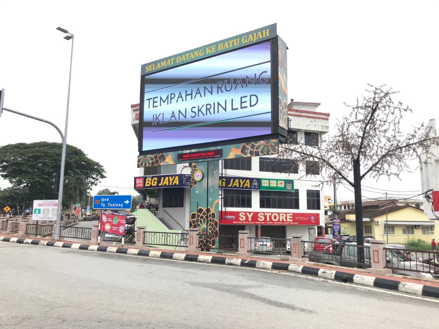 Outdoor HD Full Color P8 LED Screen Shopping Mall Video Wall with Regular Cabinet Size