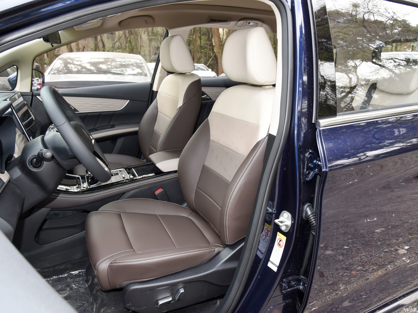 Electric car the flagship B YD Song PLUS made in China a five-door five-seat compact SUV has a range of 505 kilometers new car