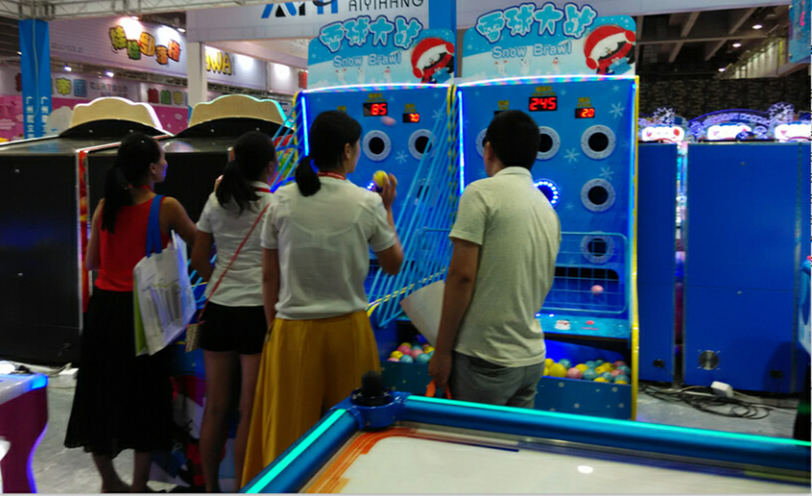 2 Players Redemption Arcade Machines , Snow Brawl Soccer Shooting Ball Game Machine Coin Operated