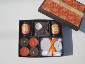 Quality Orange &amp; Brown scented &amp; assorted tealight candle &amp; glass candle packed into gift box wholesale