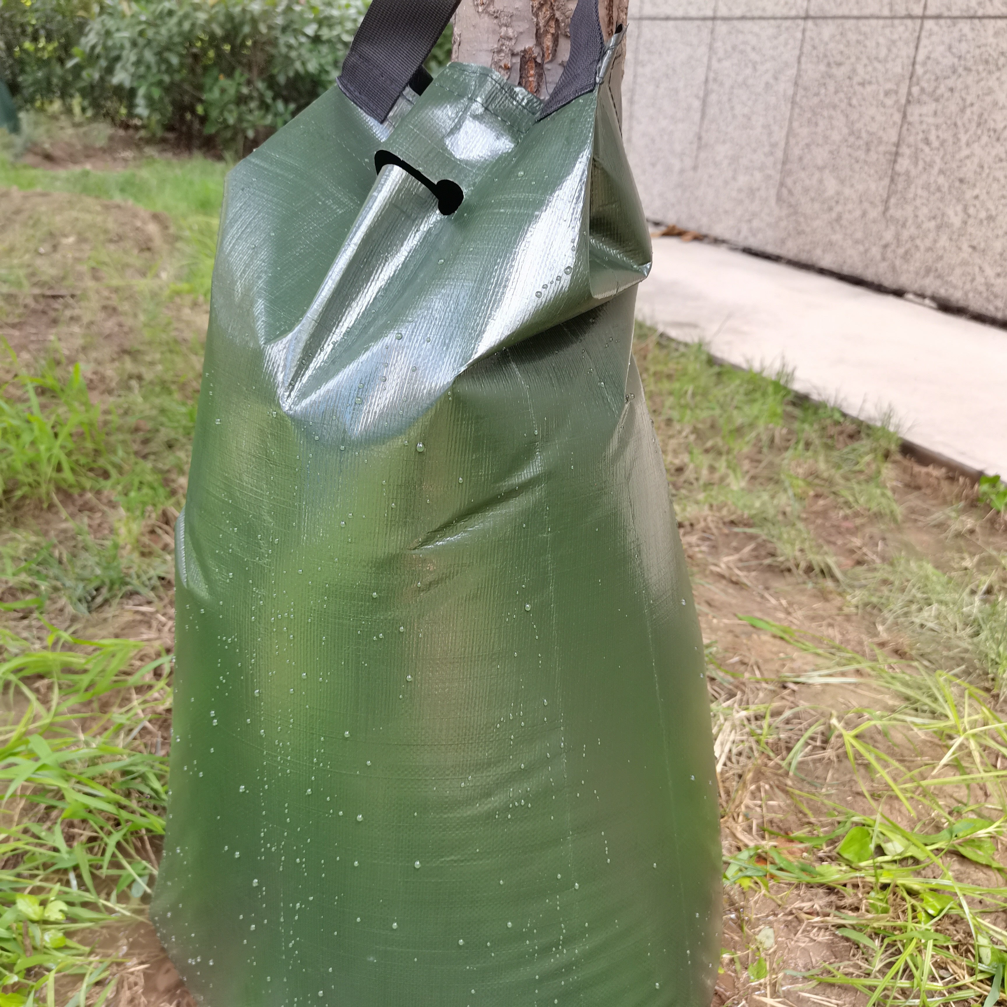 15 Gallon and 20 Gallon Slow Release PE Tree Watering Bags for Water-saving Tree Care