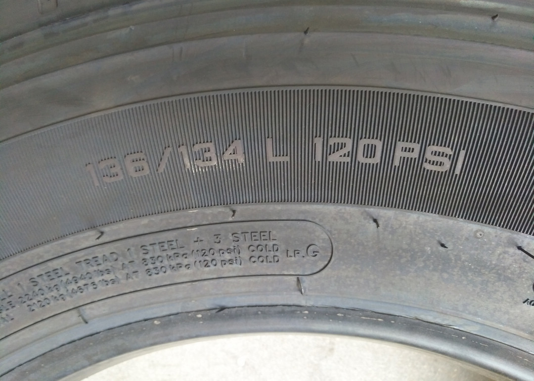 Compact Size Tyres For Trucks And Buses , Truck Bus Radial Tyres 9R22.5 All Steel Structure