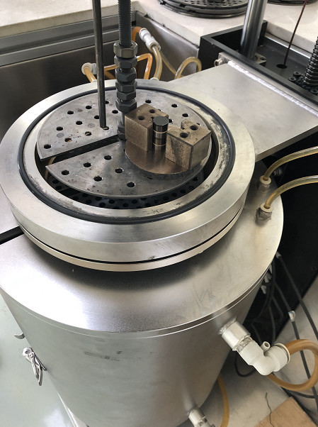 Precision Quartz Glass Tube Vacuum Brazing Device 600kg Weight 10^-2 Pa Max Vacuum Rate