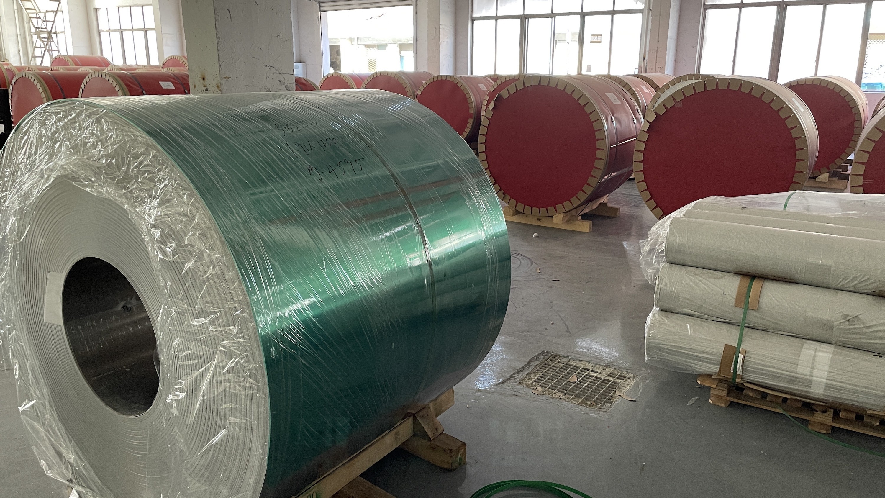 PVDF Metal Roofing Coil 1250mm Coated Aluminum Coil Color Roll 1050 1060