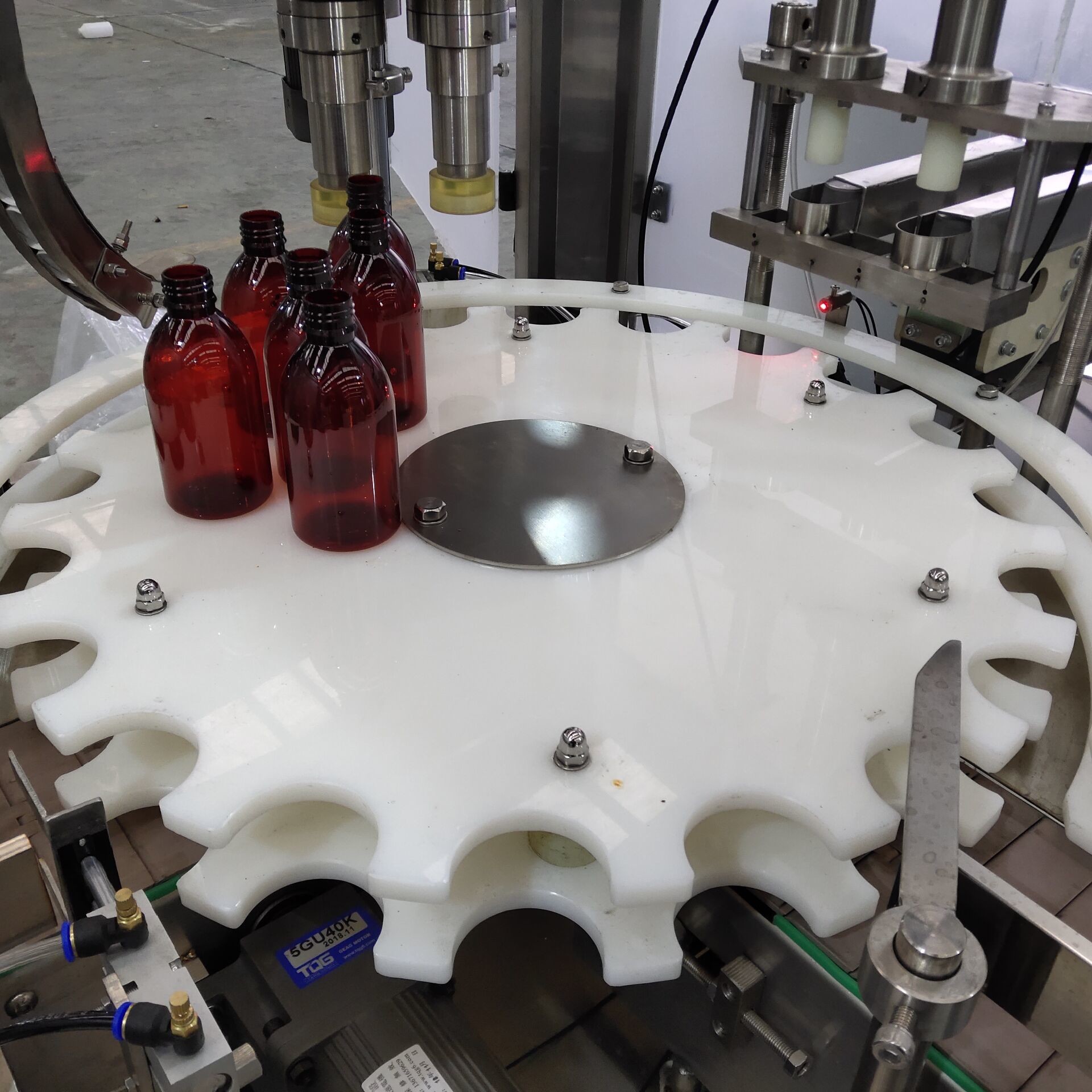 SS304 Automatic Essential Oil Filling Machine With One Year Warranty
