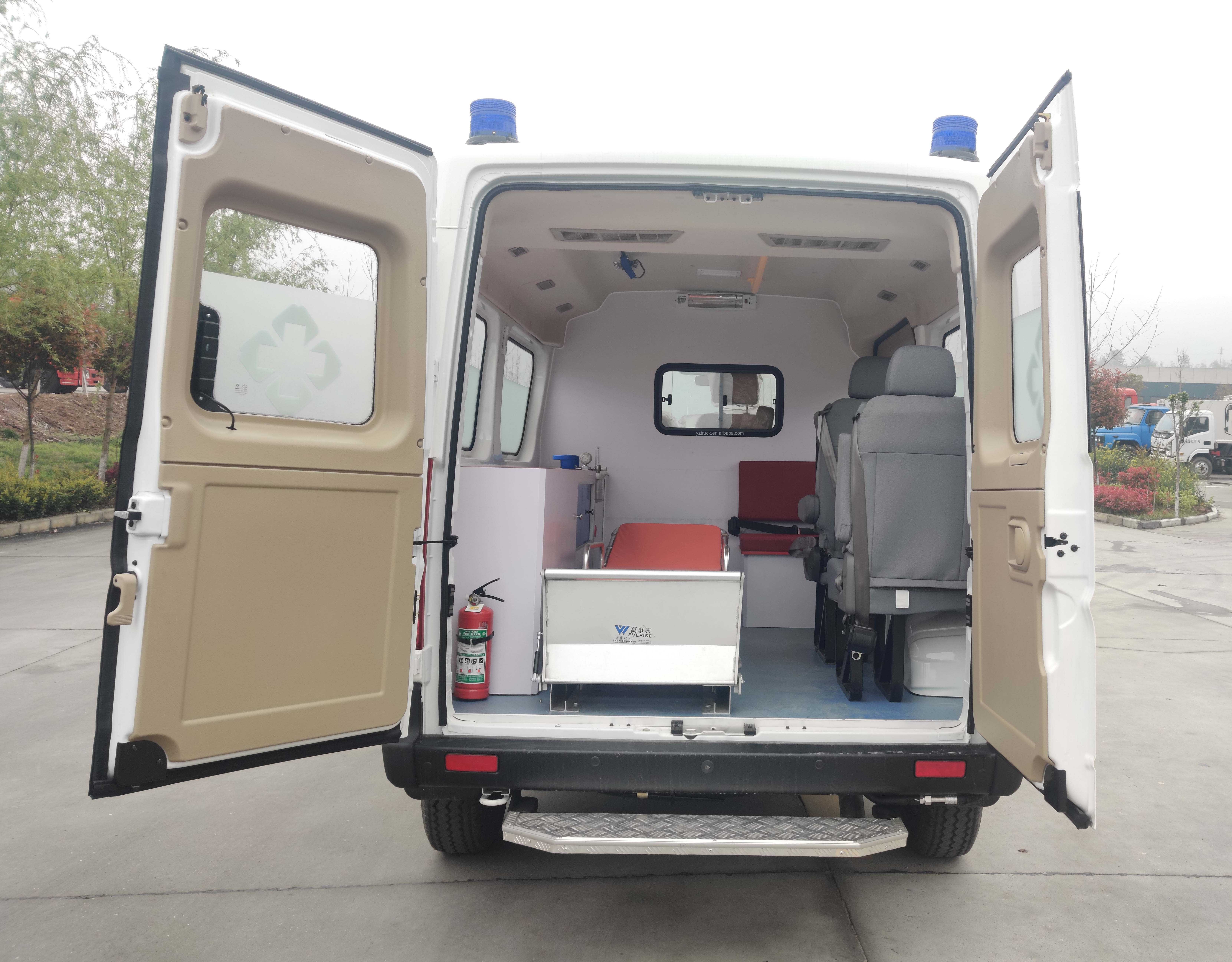 Prehospital Emergency Care Ambulance with Manual Transmission Dongfeng 4x2 Light Van