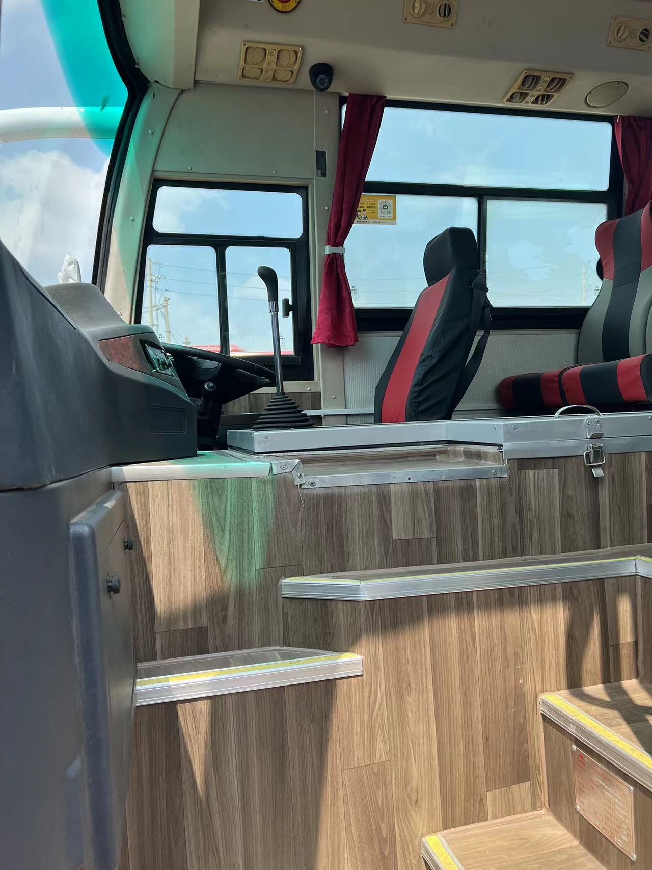 Refurbished Used Right Hand Drive Buses with 6-8L Engine Capacity in 12000*2500*3955mm